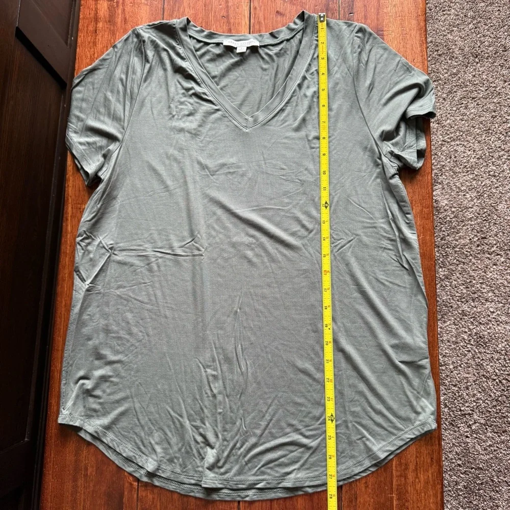 Women’s Green Envelope Green V-neck Short Sleeve Shirt Size Large - Picture 6 of 8